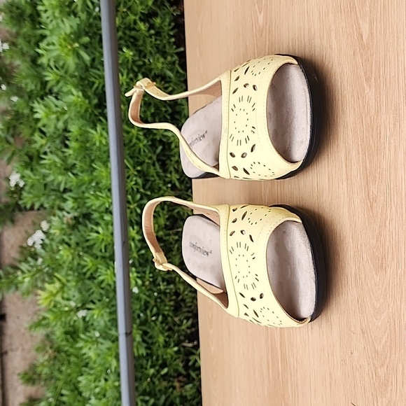Comfortview Yellow Sandals with Slingback and Cutout Design Size 8 - Picture 2 of 9